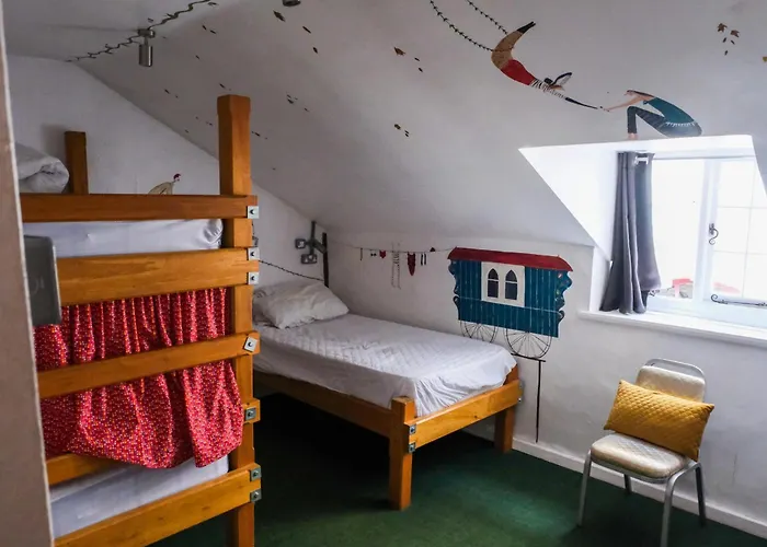 Хостел The Full Moon Backpackers