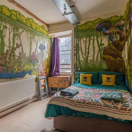 The Full Moon Backpackers Bristol