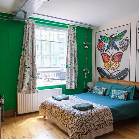 The Full Moon Backpackers Hostel *