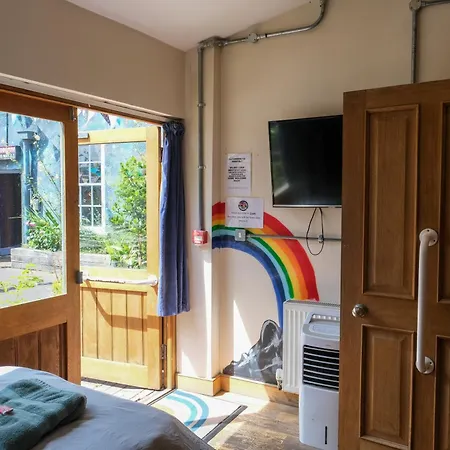 The Full Moon Backpackers ホステル