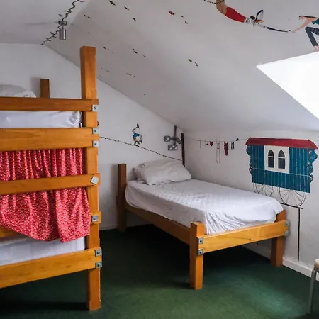 The Full Moon Backpackers * ブリストル