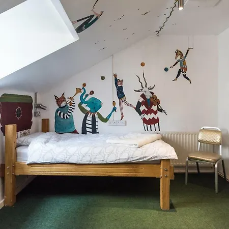 The Full Moon Backpackers Hostel *