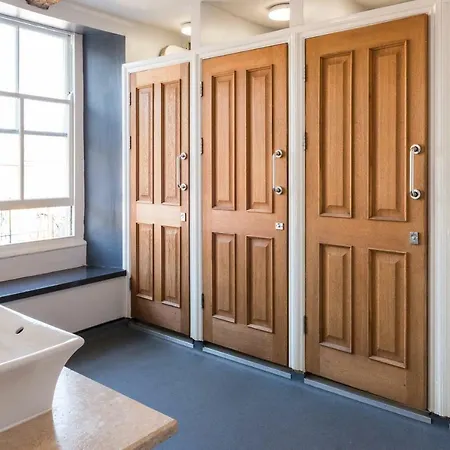 The Full Moon Backpackers * 브리스틀