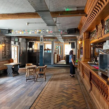 The Full Moon Backpackers * Bristol