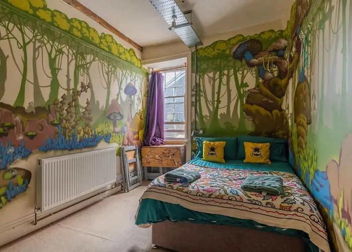 The Full Moon Backpackers Бристоль