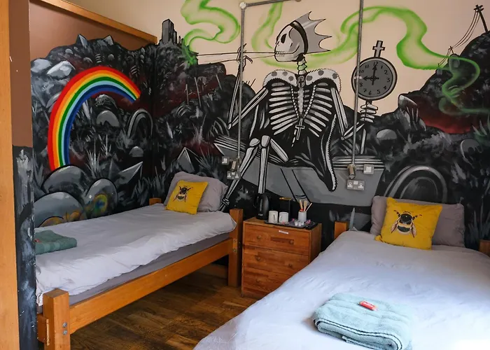 Хостел The Full Moon Backpackers