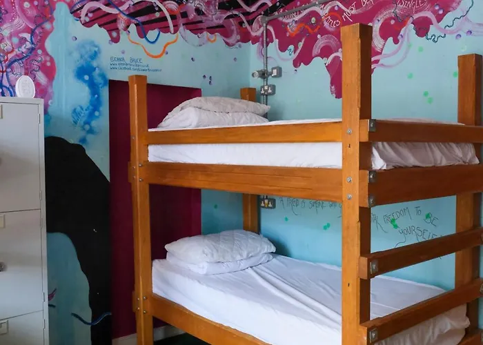 The Full Moon Backpackers Хостел *