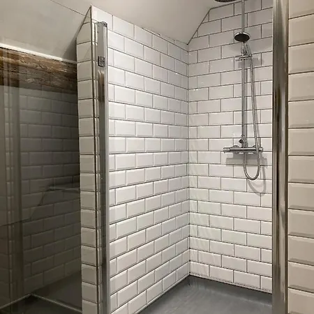 The Full Moon Backpackers Хостел