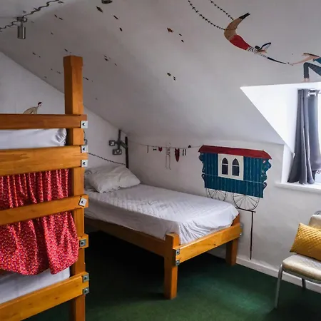 Хостел The Full Moon Backpackers