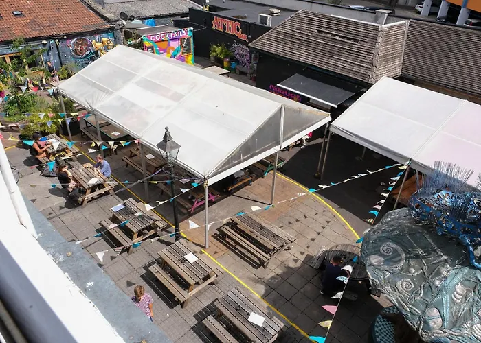 旅馆 满月背包客旅馆 *